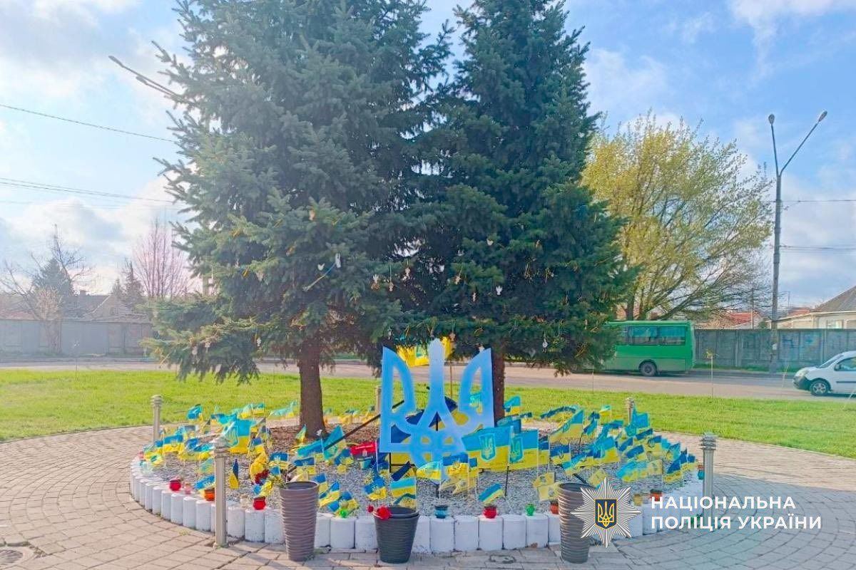 8 апреля в Днепре на улице Большая Деевская было повреждено мемориальное место, где чтят память погибших защитников Украины 8 апреля в Днепре на улице Большая Деевская было повреждено мемориальное место, где чтят память погибших защитников Украины