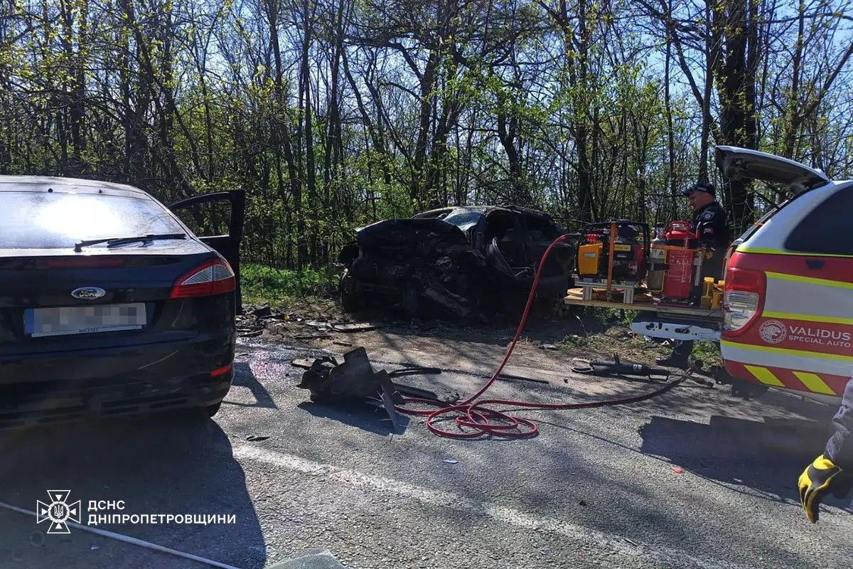 У Дніпропетровській області зіткнулися BMW, Ford та Hyundai Троє загиблих: у Дніпропетровській області зіткнулися BMW, Ford та Hyundai 1