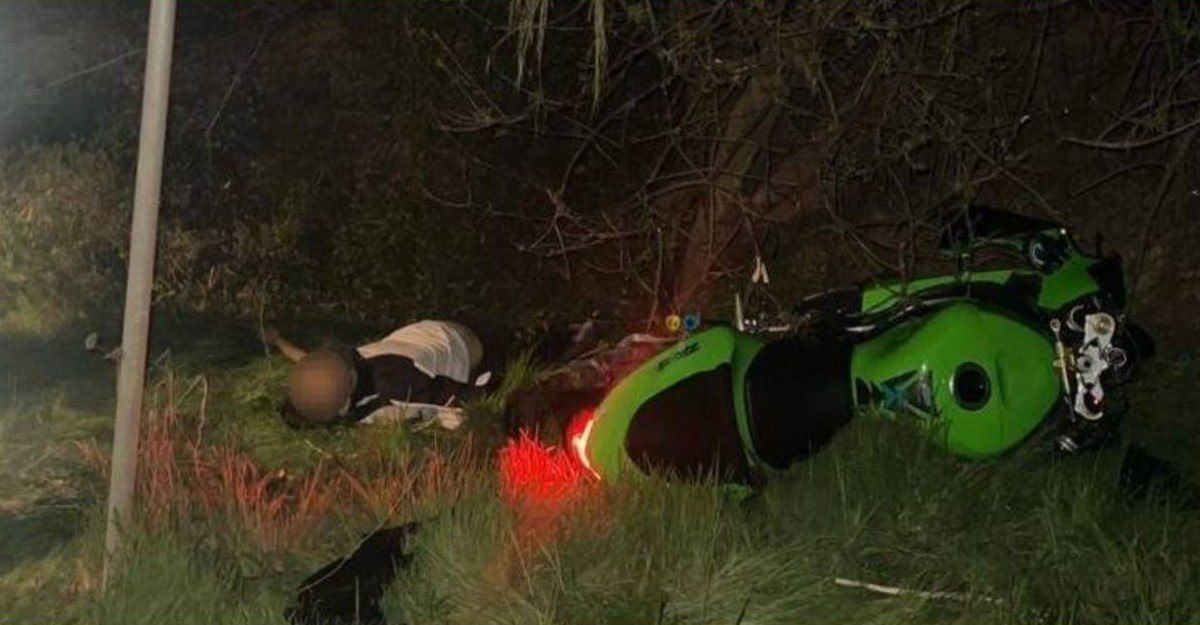 По предварительным данным, пьяный 20-летний мотоциклист не справился с управлением и опрокинулся По предварительным данным, пьяный 20-летний мотоциклист не справился с управлением и опрокинулся