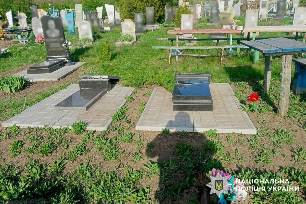 21 апреля в селе Николаевка женщина устроила погром на местном кладбище