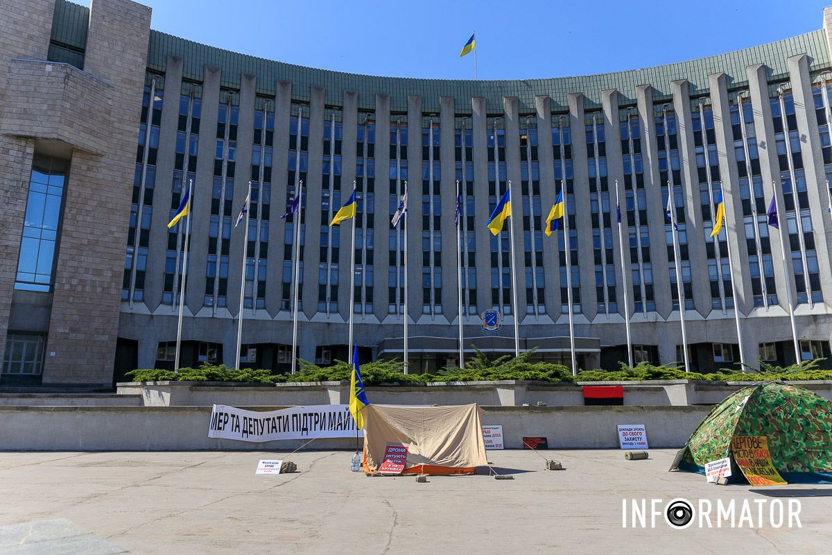 Активісти вимагають підтримки армії, а не бруківки