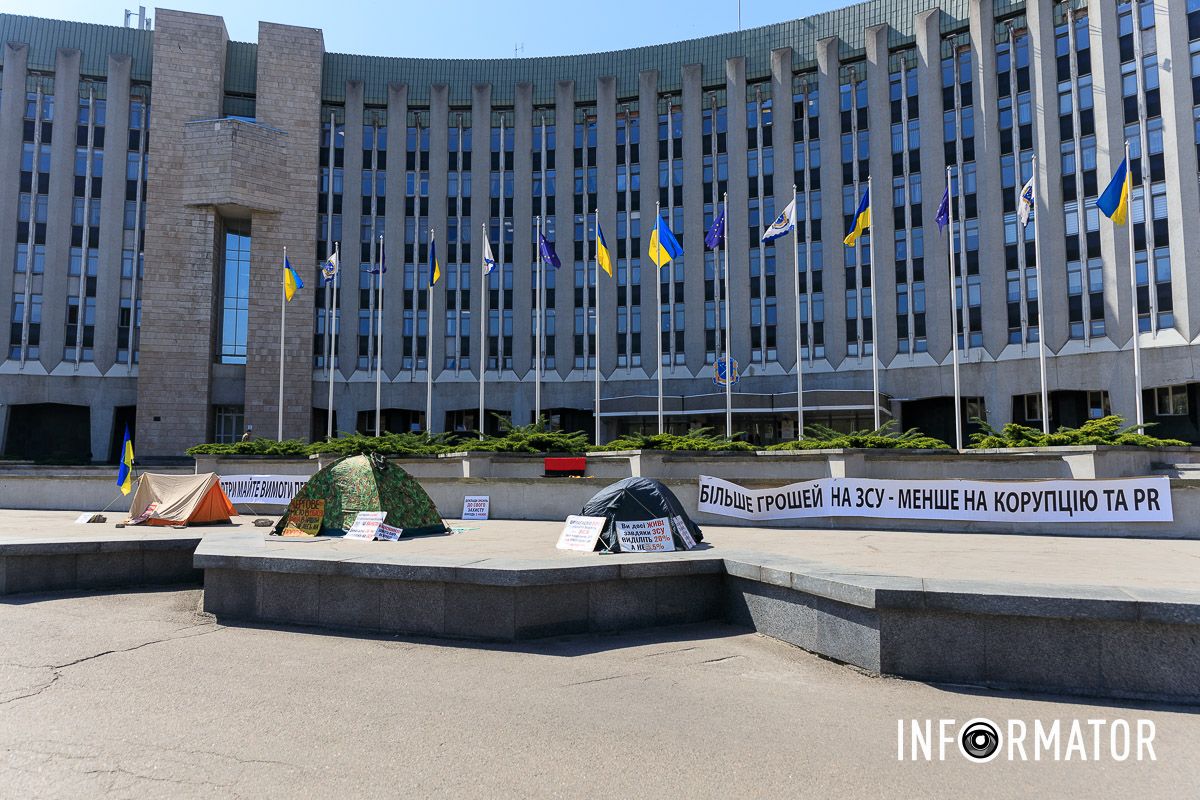 Учасники мітингу чергують біля входу до міськради