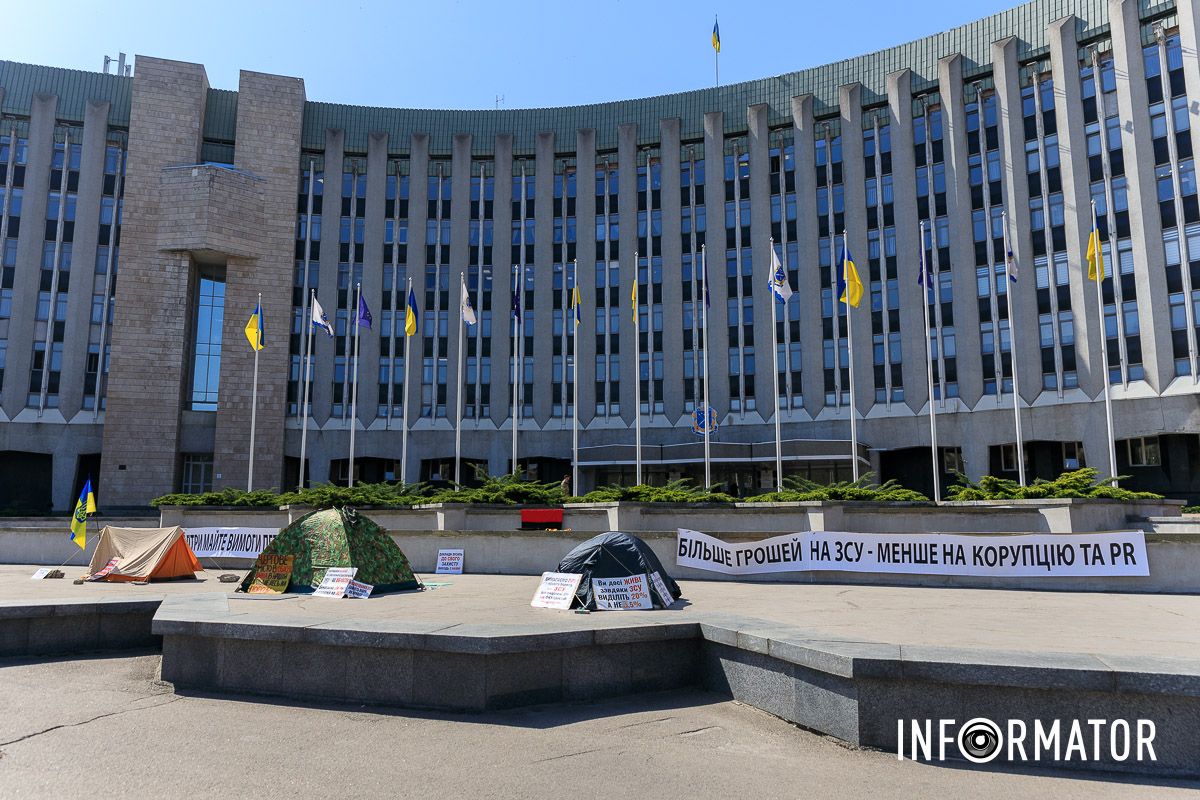 Намети прямо у фонтані — знак протесту