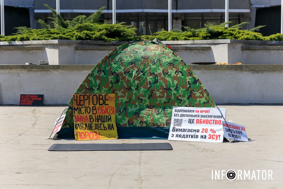 Вони чергують біля входу до міської ради