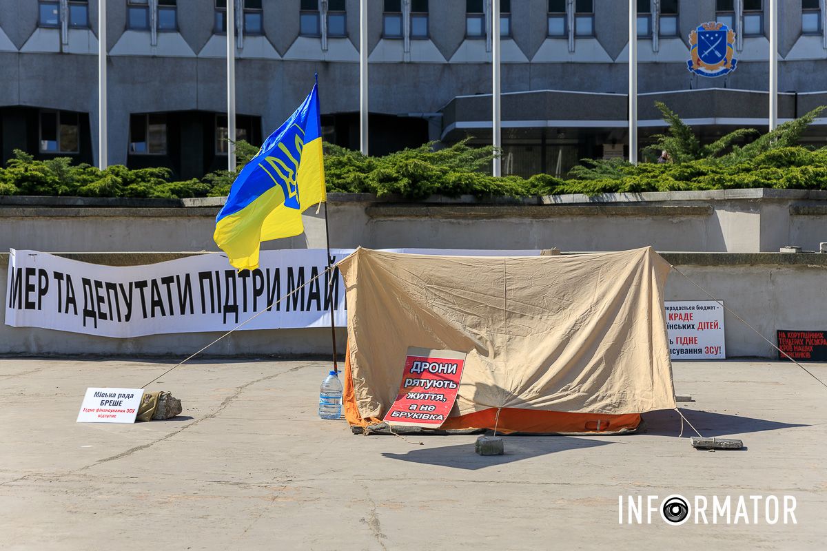 Мітингарі вимагають, щоб місцева влада скоротила витрати на другорядні потреби і спрямувала гроші на допомогу армії