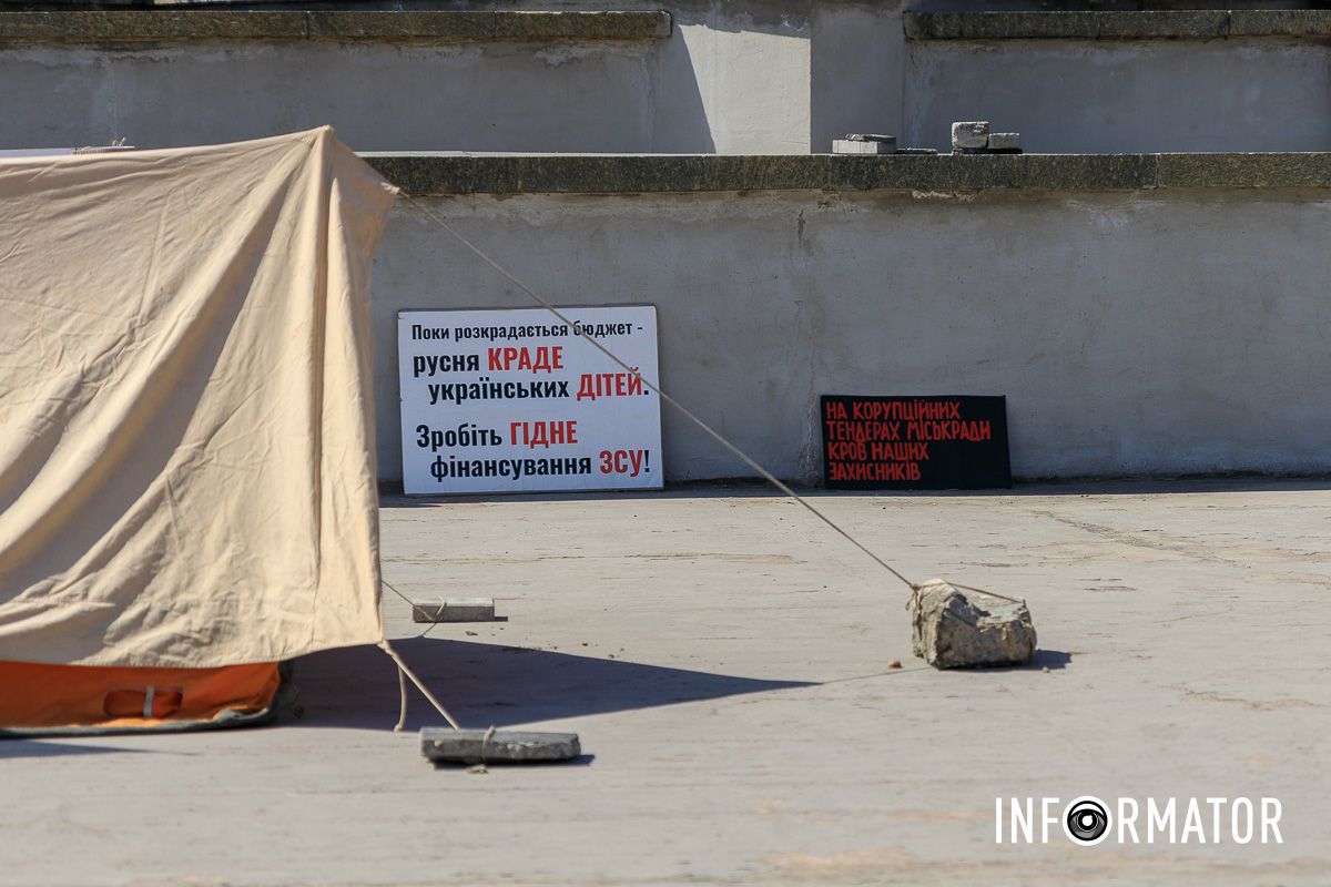 Учасники акції встановили намети прямо у фонтані перед входом