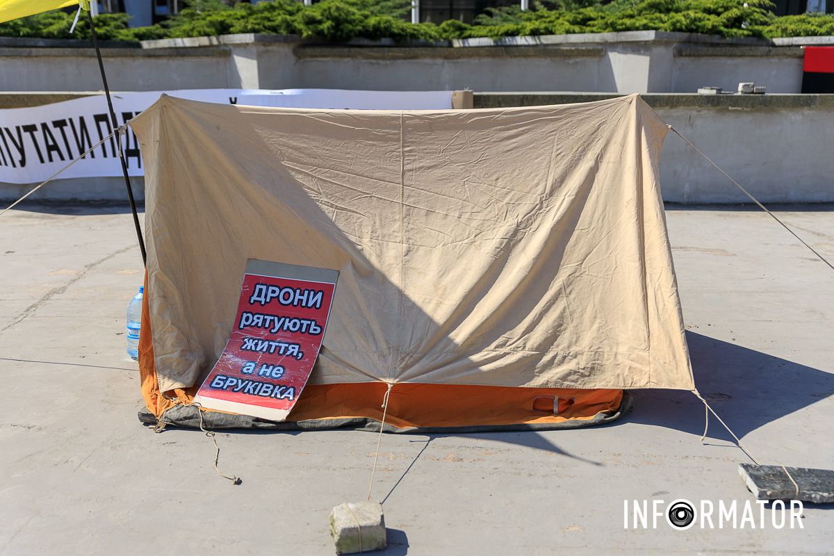 Активісти вимагають припинити марнотратство і направити кошти на підтримку Збройних сил України