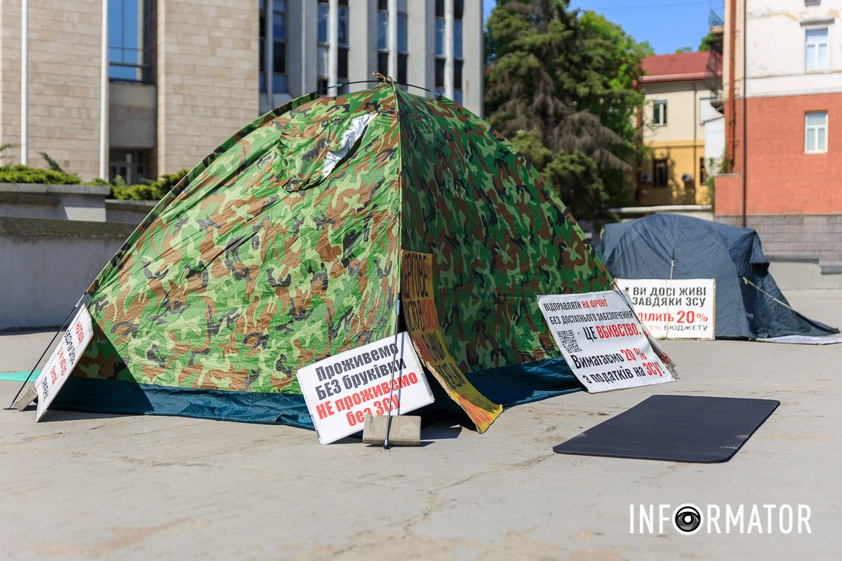 У середу, 23 квітня, у Дніпрі під будівлею міськради триває акція протесту