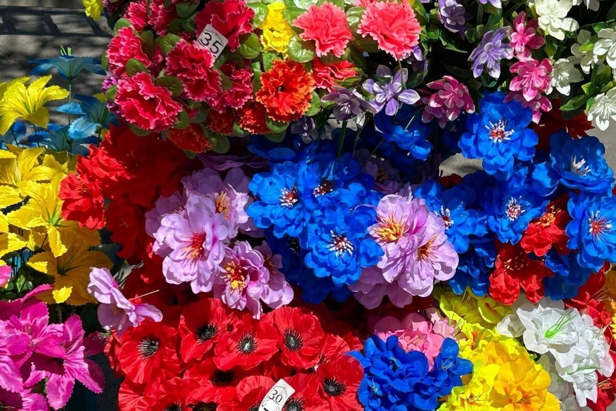 Запрет на продажу искусственных цветов действует в Днепре весь год