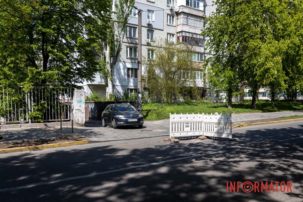 Сложно также выезжать на улицу со дворов Сложно также выезжать на улицу со дворов