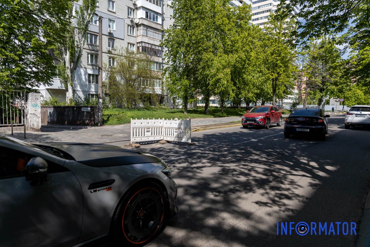 В Днепре на улице Вернадского провалился асфальт В Днепре на улице Вернадского провалился асфальт