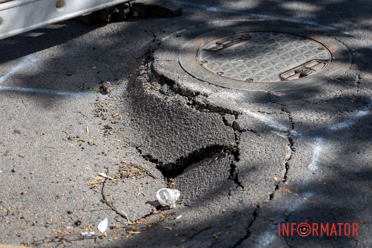 Яма появилась прямо посреди дороги, напротив клиники «Гелиос» Яма появилась прямо посреди дороги, напротив клиники «Гелиос»