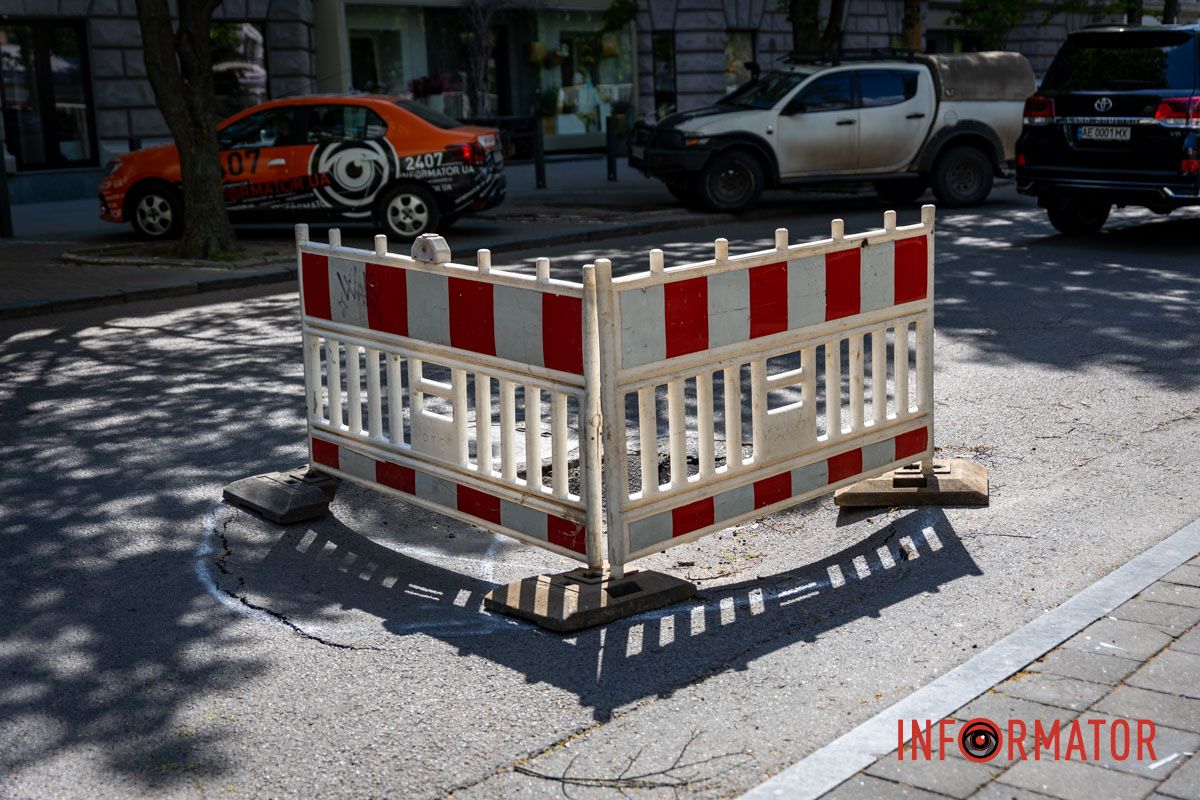 Автомобили вынуждены выезжать на встречную полосу Автомобили вынуждены выезжать на встречную полосу