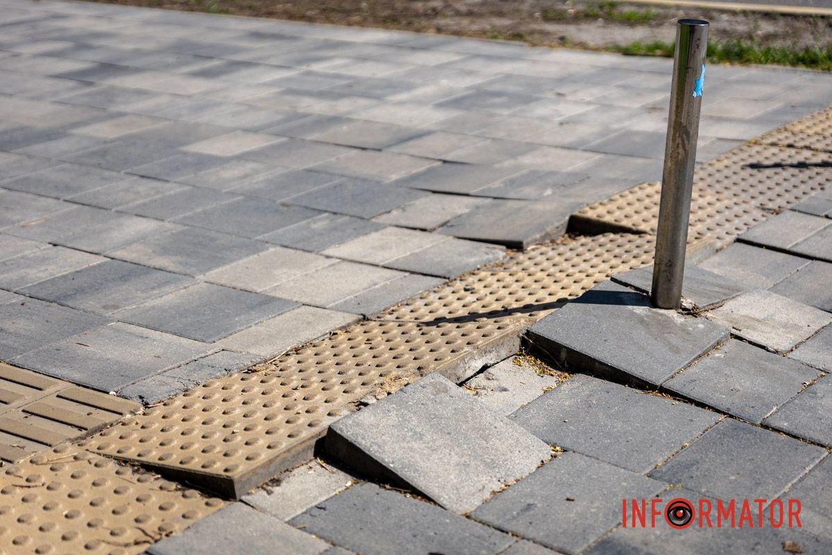 Поврежденный тротуар Поврежденный тротуар