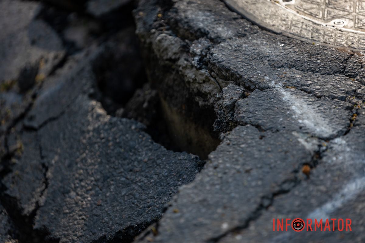 В четверг, 24 апреля, асфальт на улице Вернадского в Днепре провалился