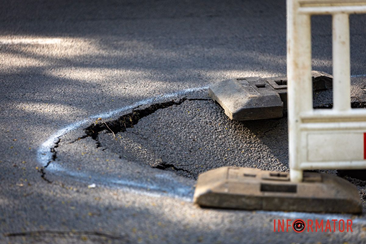 За ночь ситуация усложнилась: на Вернадского возле клиники «Гелиос» в Днепре провалился асфальт 4