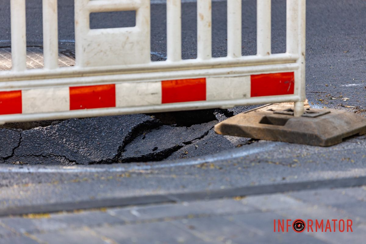 За ночь ситуация усложнилась: на Вернадского возле клиники «Гелиос» в Днепре провалился асфальт 9