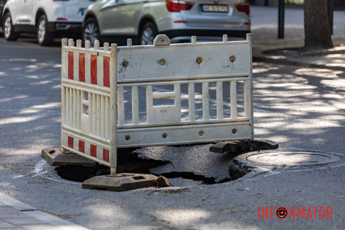 За ночь ситуация усложнилась: на Вернадского возле клиники «Гелиос» в Днепре провалился асфальт 10