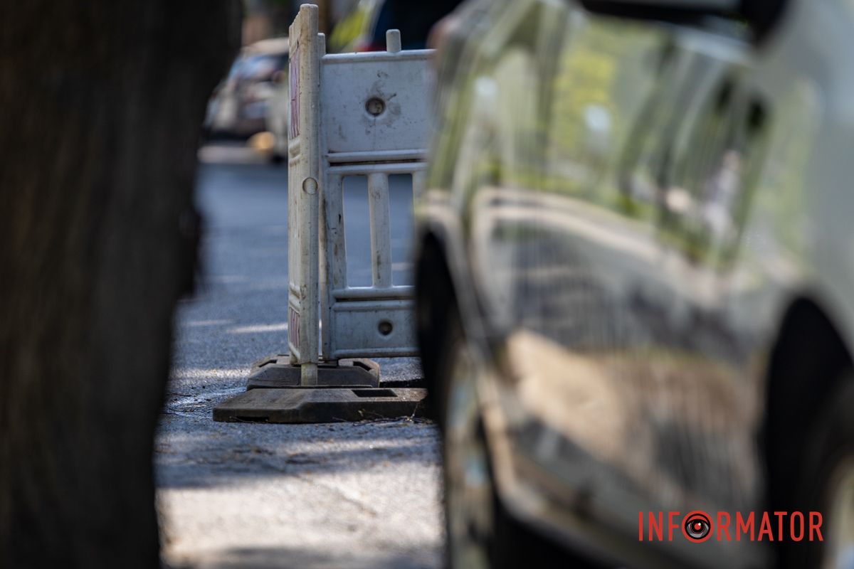 За ночь ситуация усложнилась: на Вернадского возле клиники «Гелиос» в Днепре провалился асфальт 12