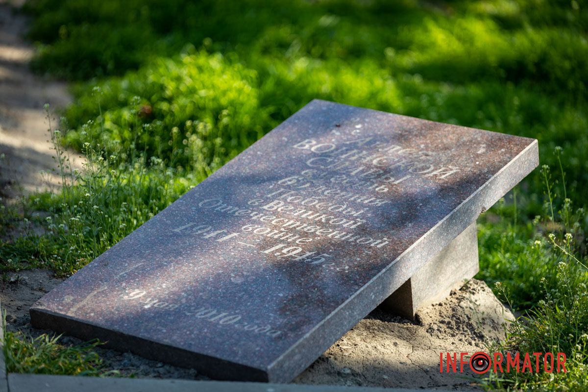 Она находится на аллее, ведущей к памятнику Вечной Славы