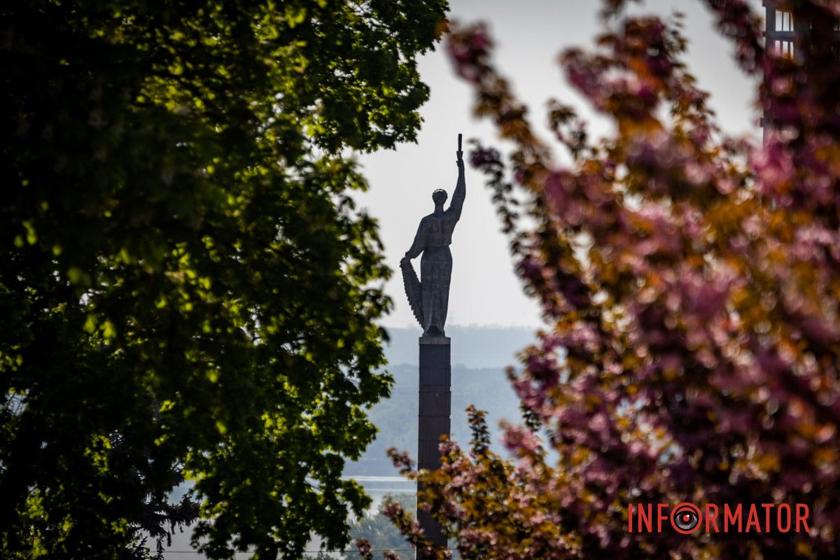 Местные жители уже устраивают прогулки по аллее Весенняя магия в Днепре: сакуры, тюльпаны и каштаны расцвели на проспекте Яворницкого 5