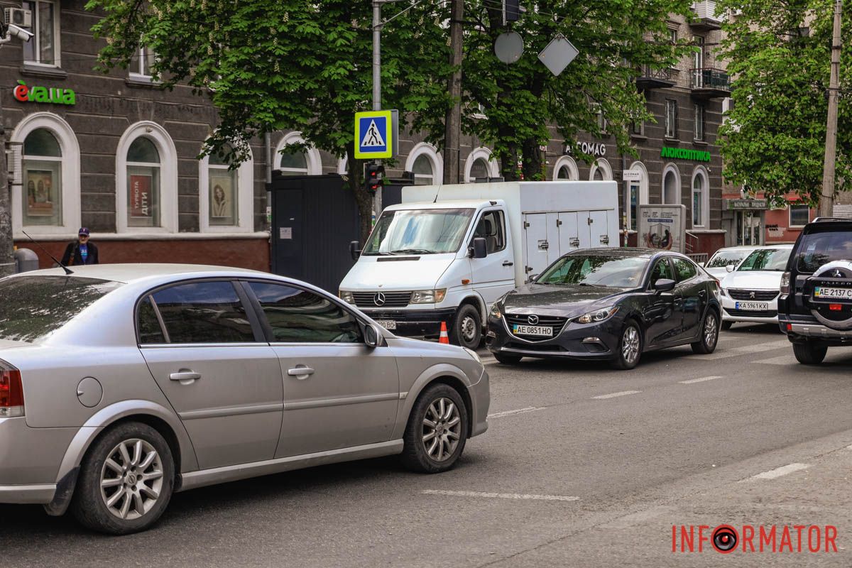 У Дніпрі на проспекті Поля жінка переходила дорогу на «червоний» та потрапила під колеса вантажівки 1
