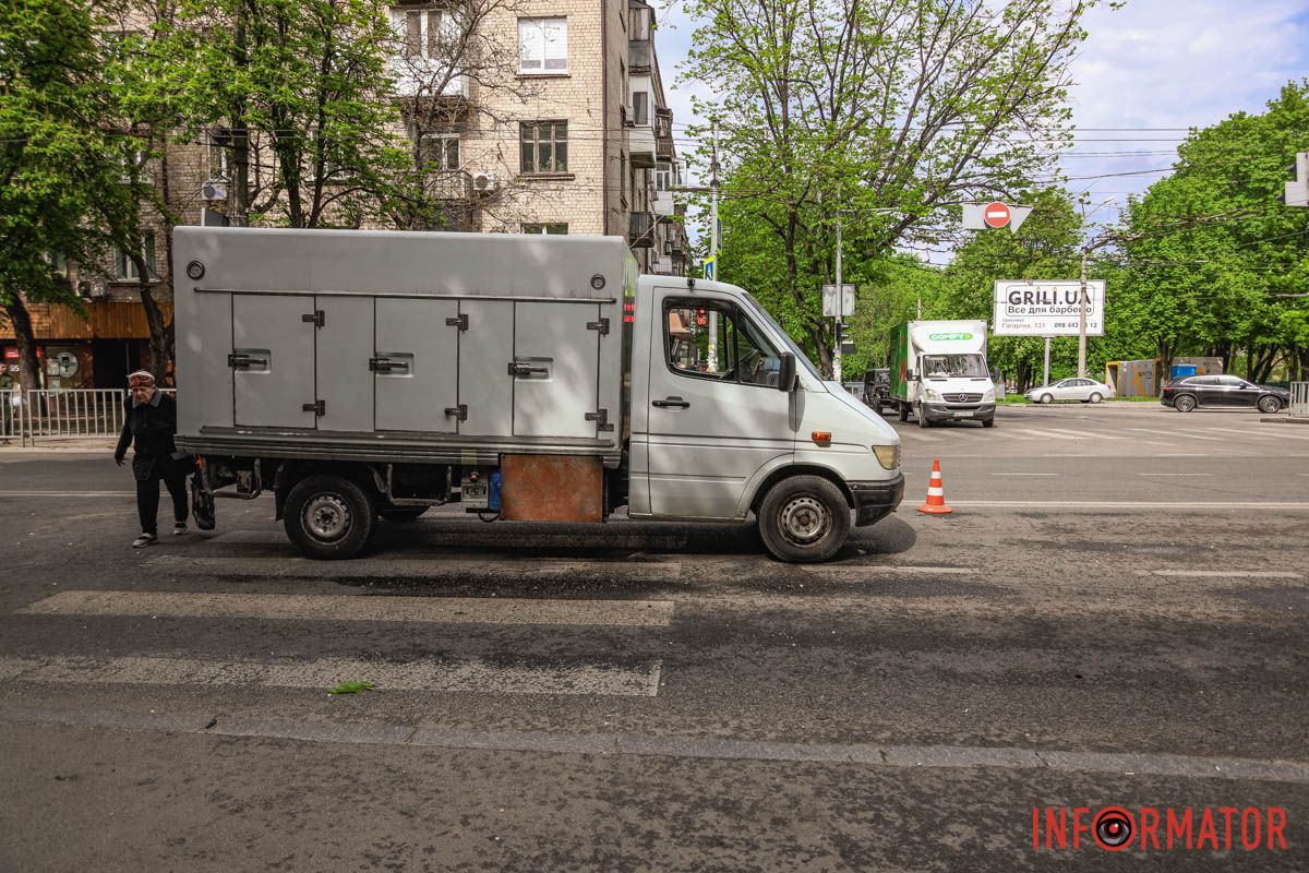 У Дніпрі на проспекті Поля жінка переходила дорогу на «червоний» та потрапила під колеса вантажівки 2