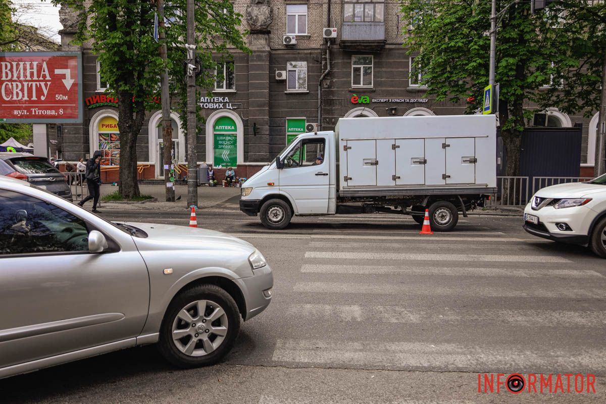 У Дніпрі на проспекті Поля жінка переходила дорогу на «червоний» та потрапила під колеса вантажівки 7