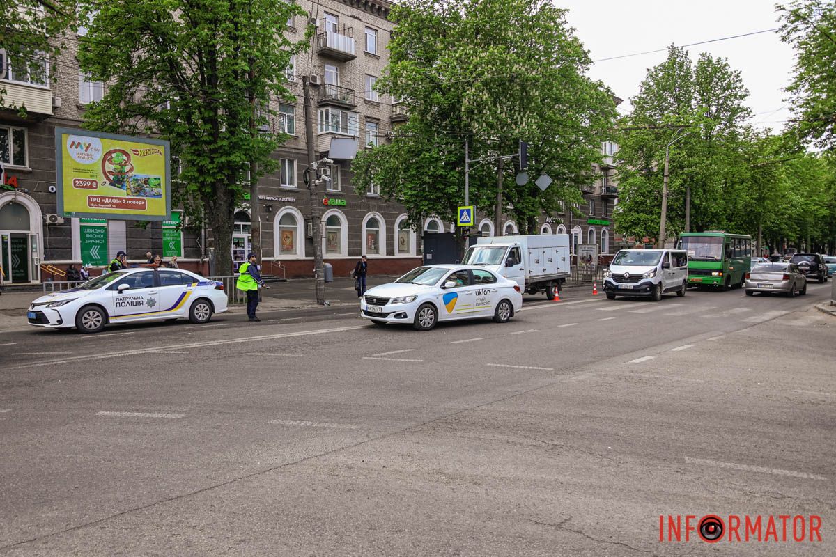 У Дніпрі на проспекті Поля жінка переходила дорогу на «червоний» та потрапила під колеса вантажівки 6