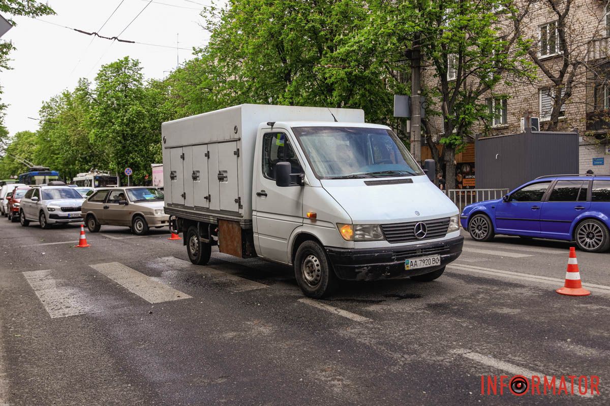 У Дніпрі на проспекті Поля жінка переходила дорогу на «червоний» та потрапила під колеса вантажівки 5