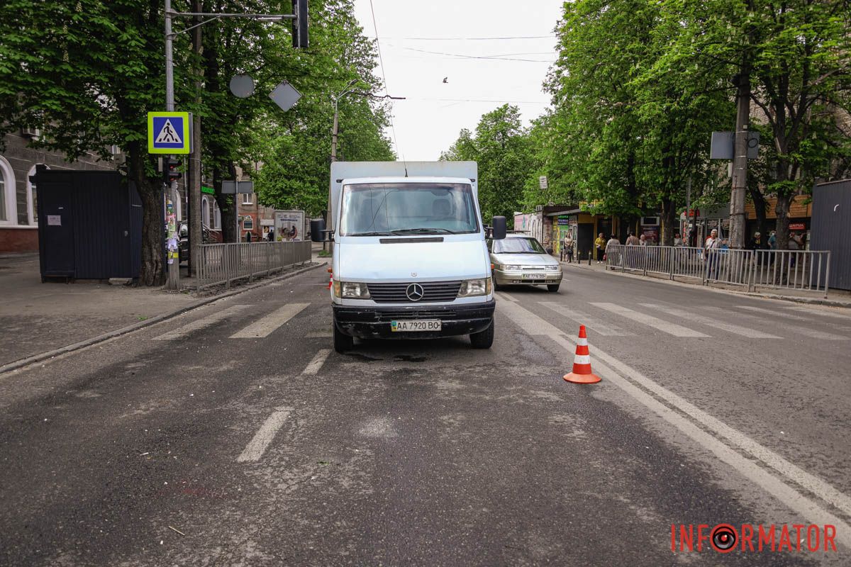 У Дніпрі на проспекті Поля жінка переходила дорогу на «червоний» та потрапила під колеса вантажівки 9
