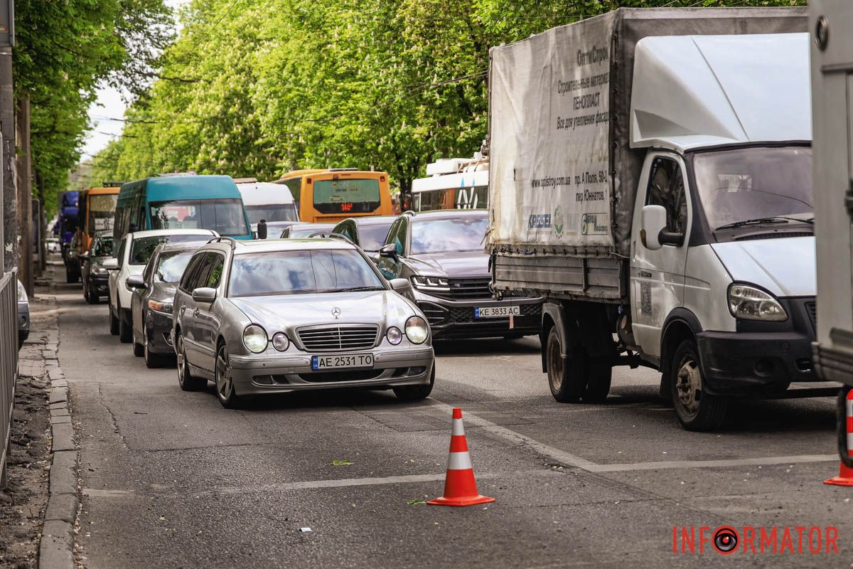 У Дніпрі на проспекті Поля жінка переходила дорогу на «червоний» та потрапила під колеса вантажівки 10
