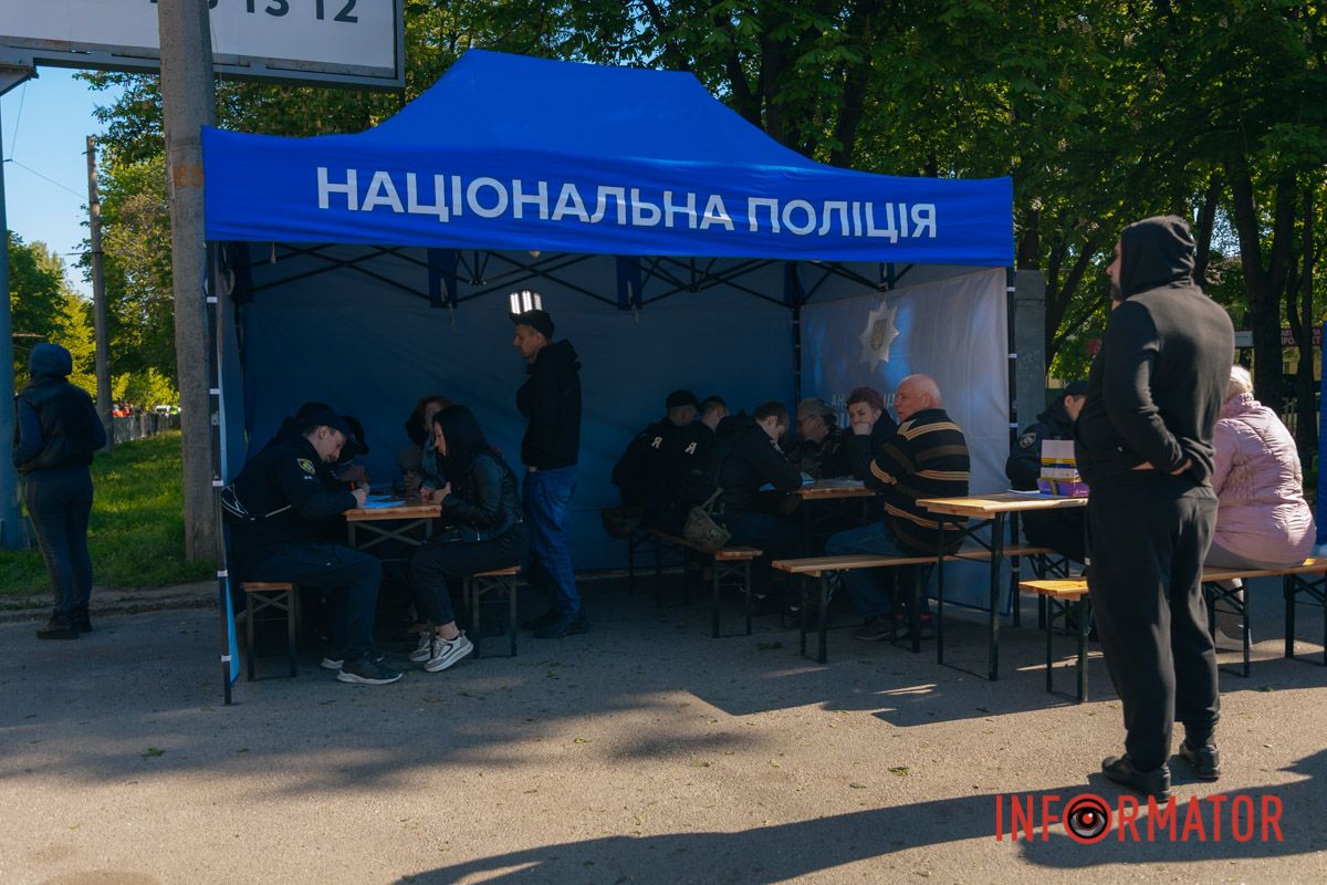 Понівечені магазини та вибиті вікна: фото з місця атаки російських БпЛА у Дніпрі 1