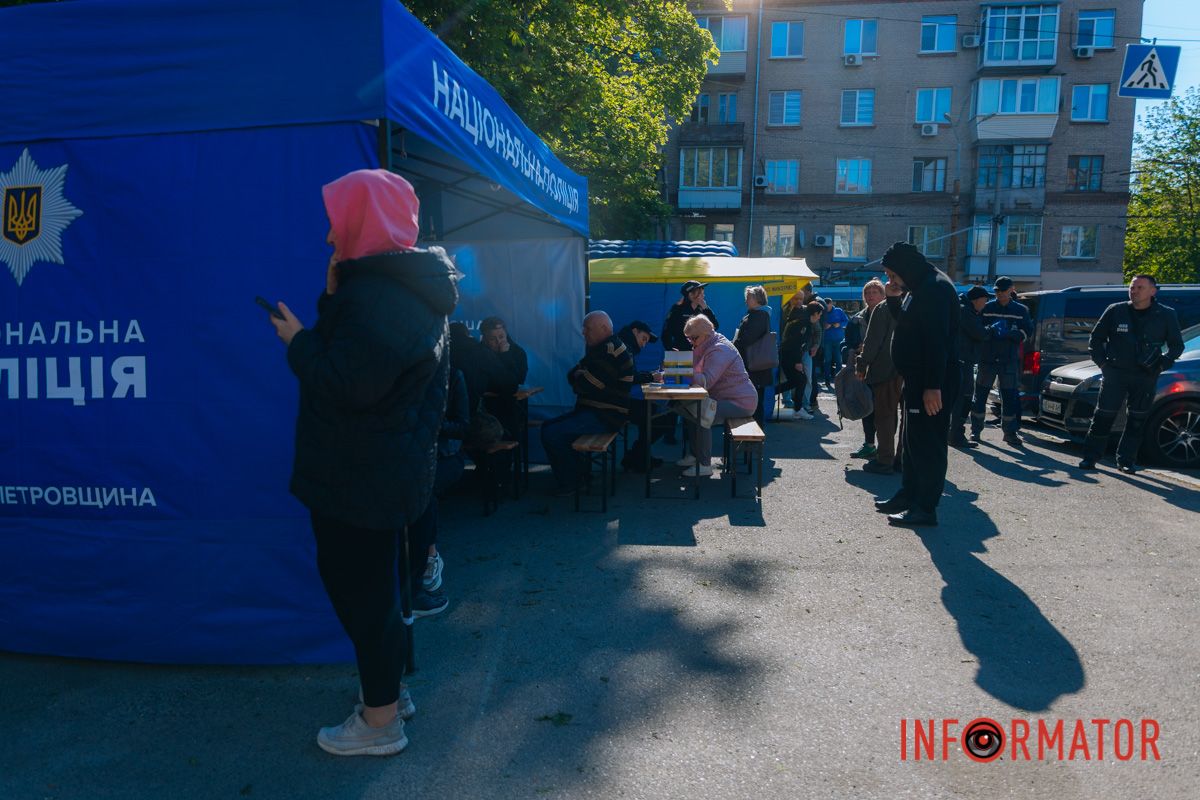 Понівечені магазини та вибиті вікна: фото з місця атаки російських БпЛА у Дніпрі 3