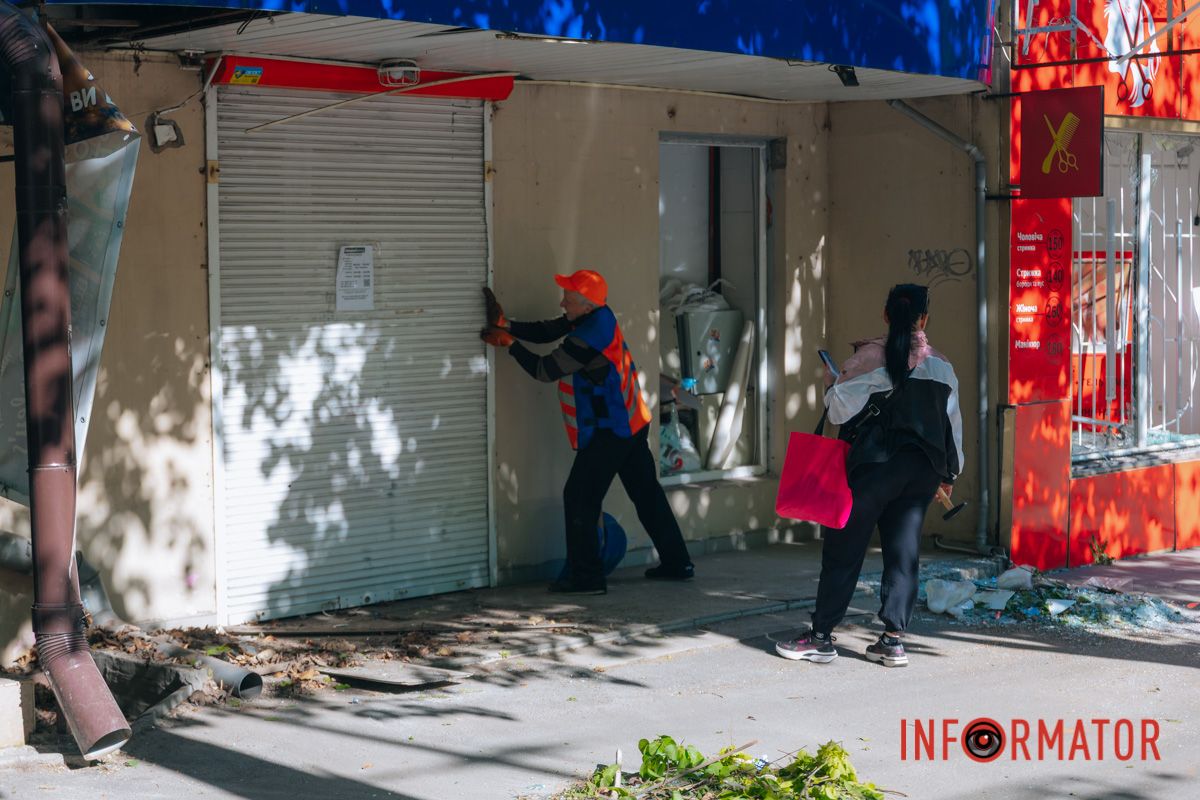 Понівечені магазини та вибиті вікна: фото з місця атаки російських БпЛА у Дніпрі 8