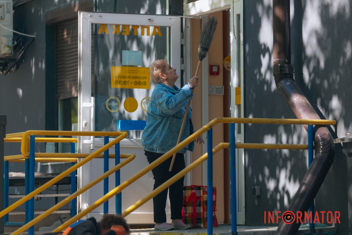 Понівечені магазини та вибиті вікна: фото з місця атаки російських БпЛА у Дніпрі 14