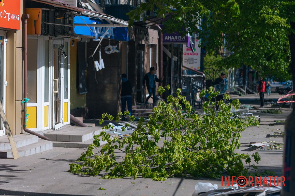 Понівечені магазини та вибиті вікна: фото з місця атаки російських БпЛА у Дніпрі 13