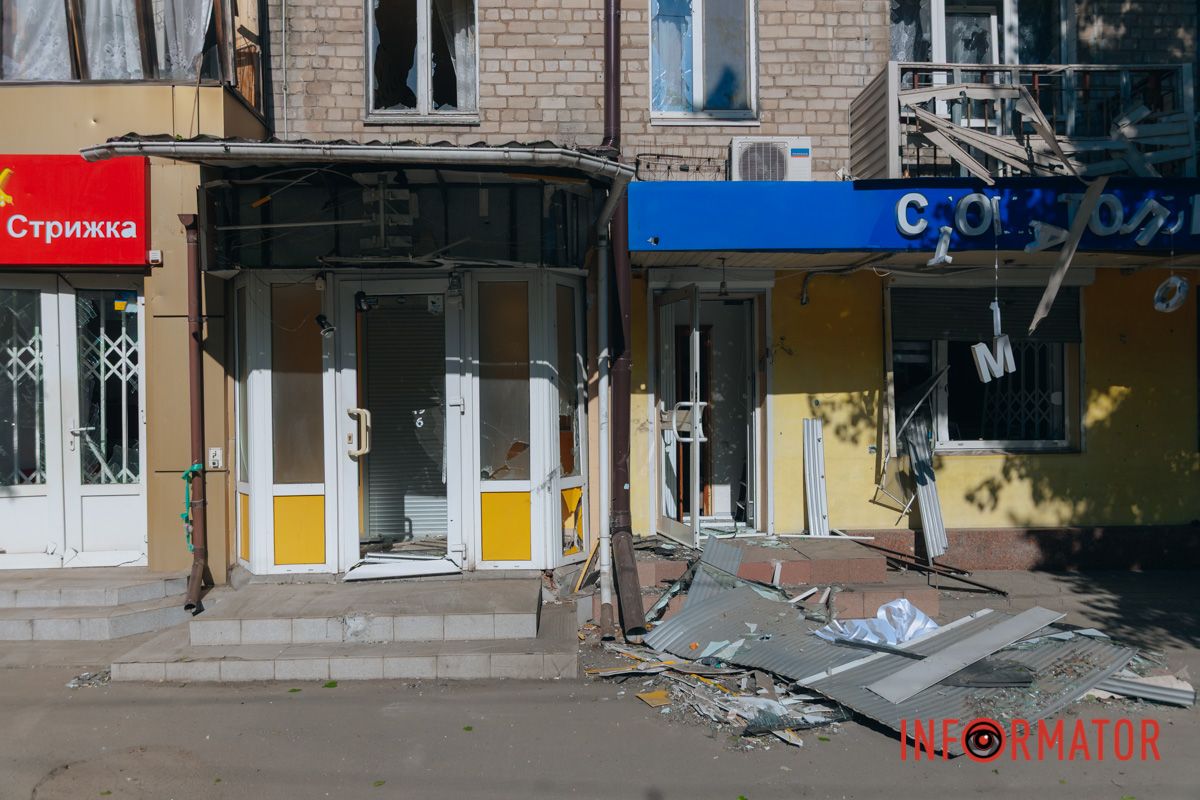 Понівечені магазини та вибиті вікна: фото з місця атаки російських БпЛА у Дніпрі 12