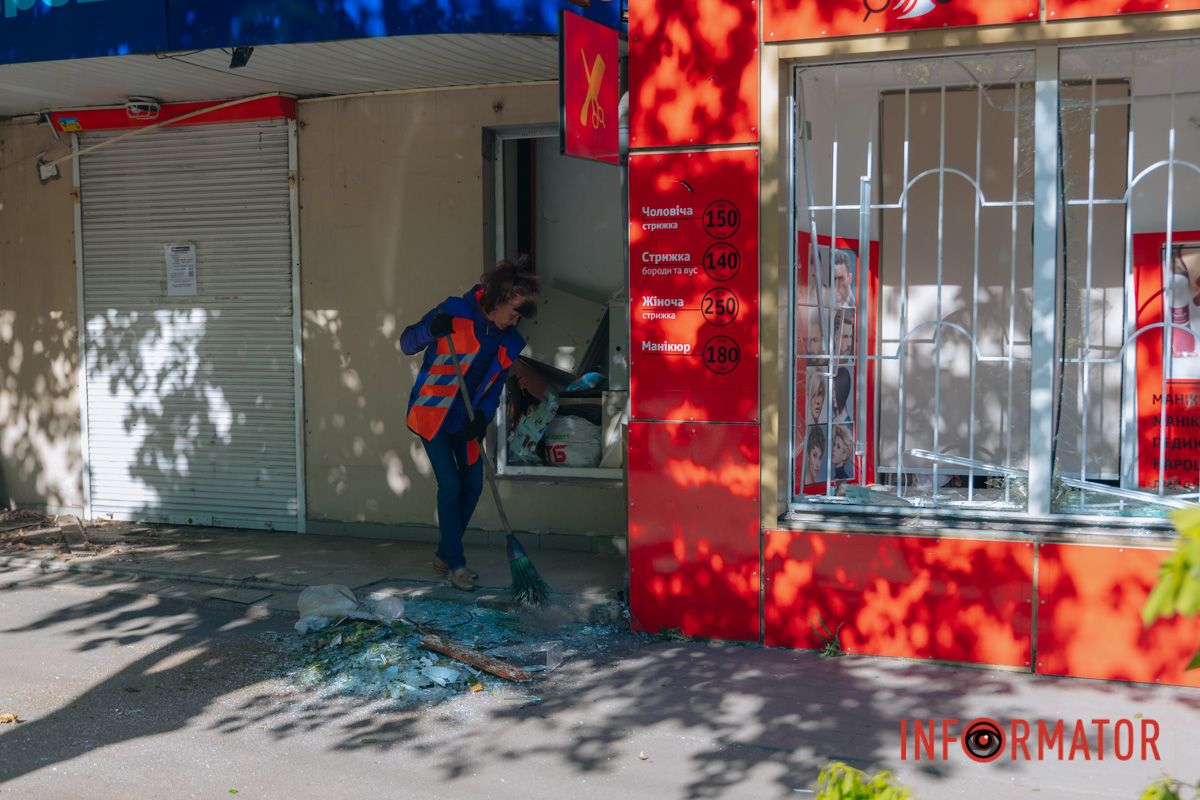 Понівечені магазини та вибиті вікна: фото з місця атаки російських БпЛА у Дніпрі 11