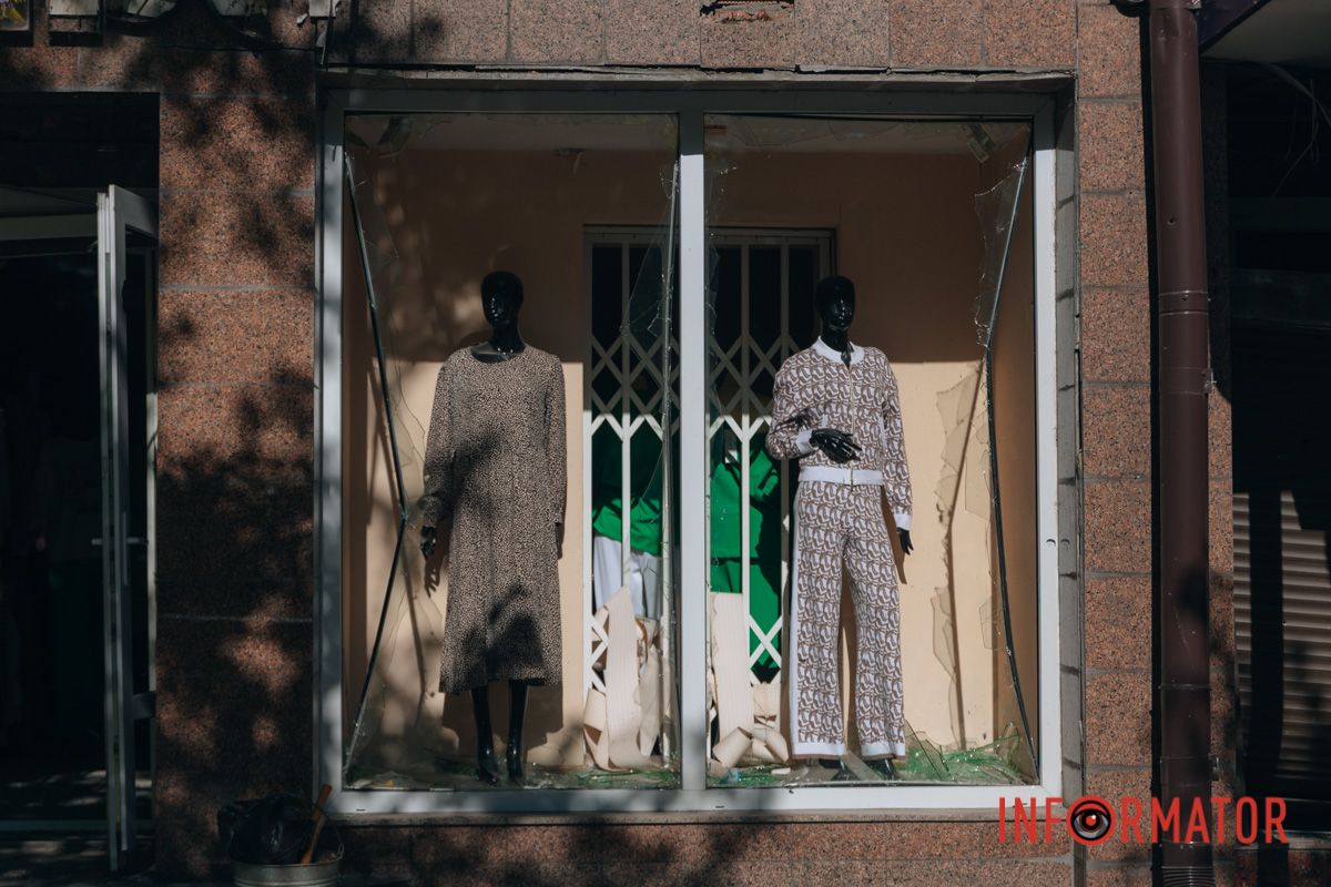 Понівечені магазини та вибиті вікна: фото з місця атаки російських БпЛА у Дніпрі 21