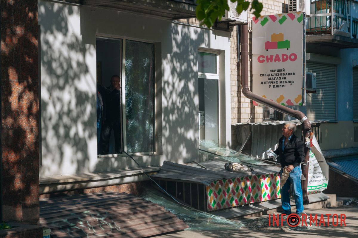 Понівечені магазини та вибиті вікна: фото з місця атаки російських БпЛА у Дніпрі 19