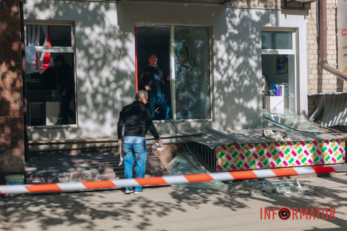 Понівечені магазини та вибиті вікна: фото з місця атаки російських БпЛА у Дніпрі 18