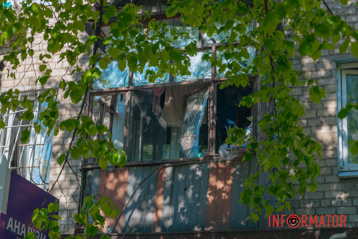 Понівечені магазини та вибиті вікна: фото з місця атаки російських БпЛА у Дніпрі 16