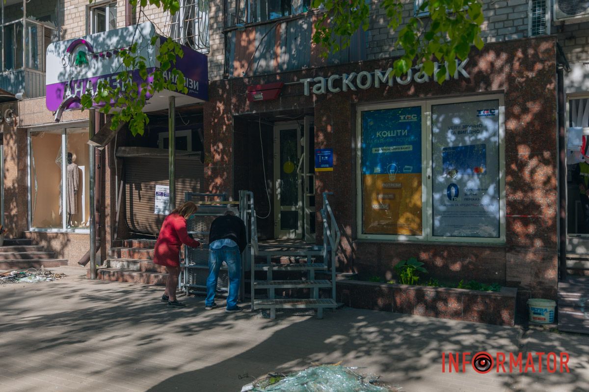Понівечені магазини та вибиті вікна: фото з місця атаки російських БпЛА у Дніпрі 38