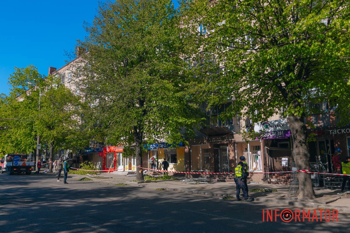 Понівечені магазини та вибиті вікна: фото з місця атаки російських БпЛА у Дніпрі 37
