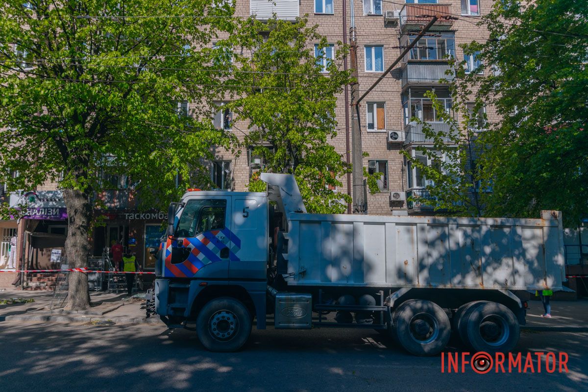 Понівечені магазини та вибиті вікна: фото з місця атаки російських БпЛА у Дніпрі 36