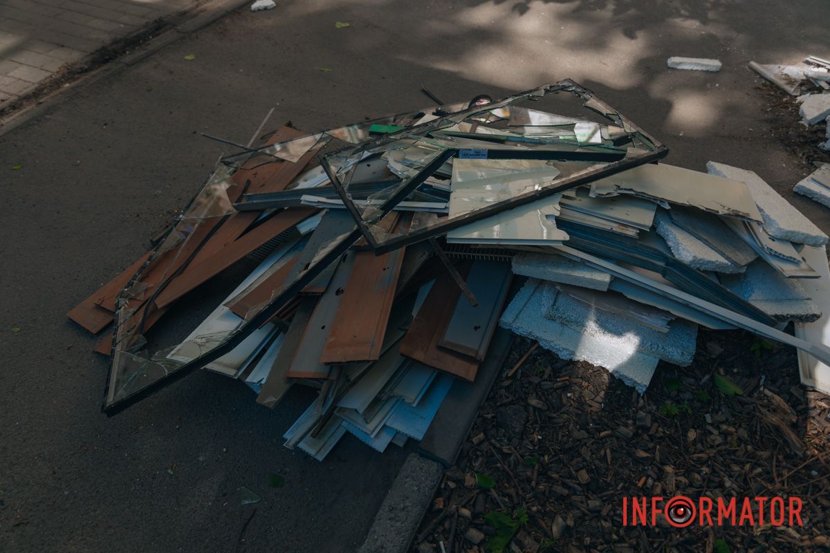 Понівечені магазини та вибиті вікна: фото з місця атаки російських БпЛА у Дніпрі 35