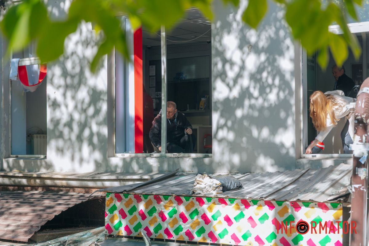 Понівечені магазини та вибиті вікна: фото з місця атаки російських БпЛА у Дніпрі 34