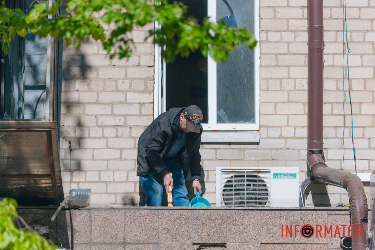 Понівечені магазини та вибиті вікна: фото з місця атаки російських БпЛА у Дніпрі 33