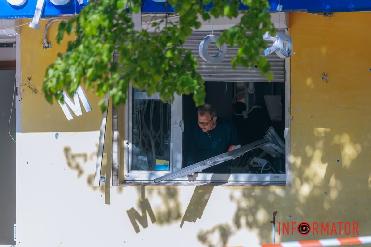 Понівечені магазини та вибиті вікна: фото з місця атаки російських БпЛА у Дніпрі 32